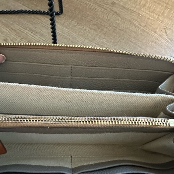SOLD - Dooney Pebble Grain Zip Around Taupe Wallet - Picture 4 of 12